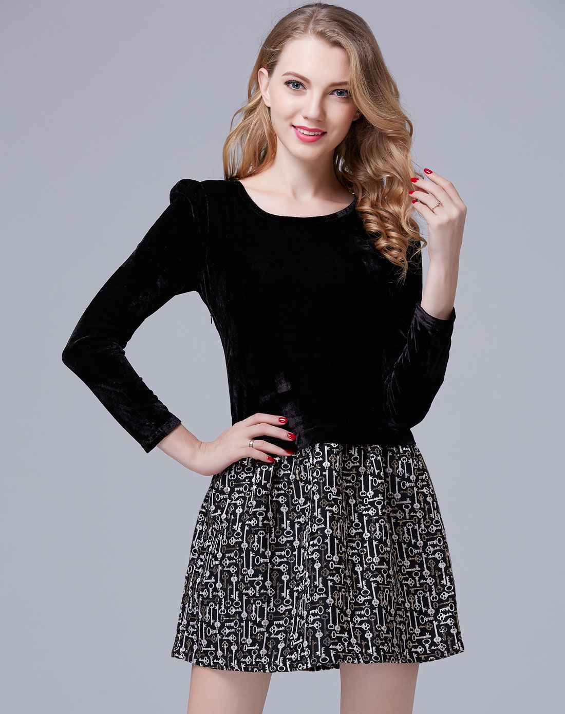 黑色金丝绒拼接提花连衣裙