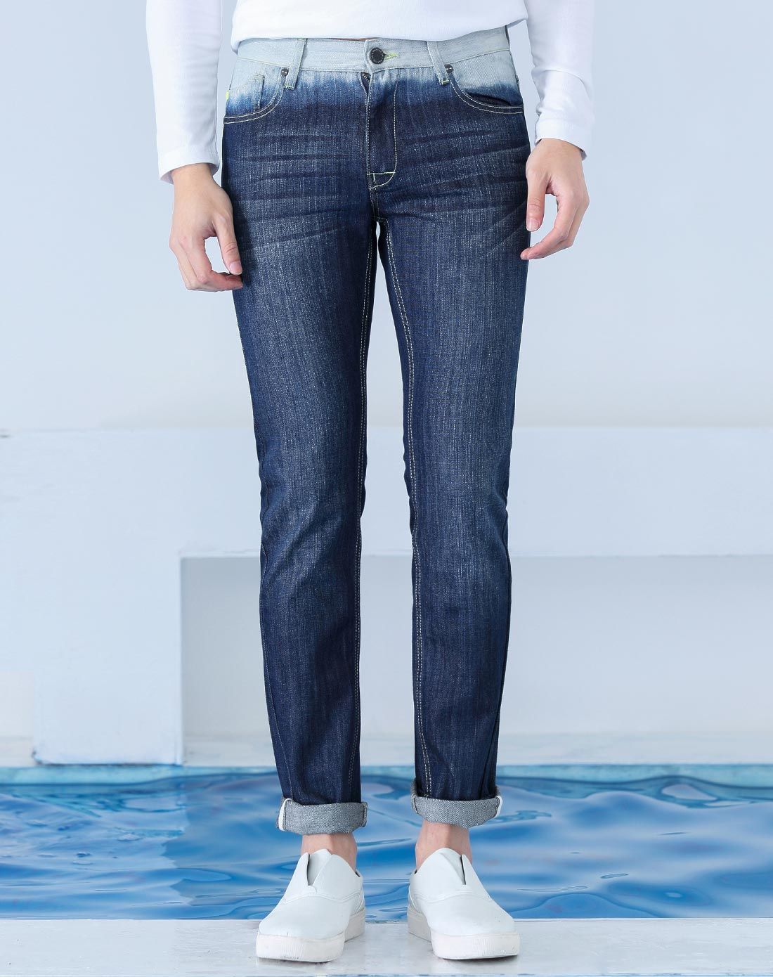 男款深蓝时尚修身牛仔裤