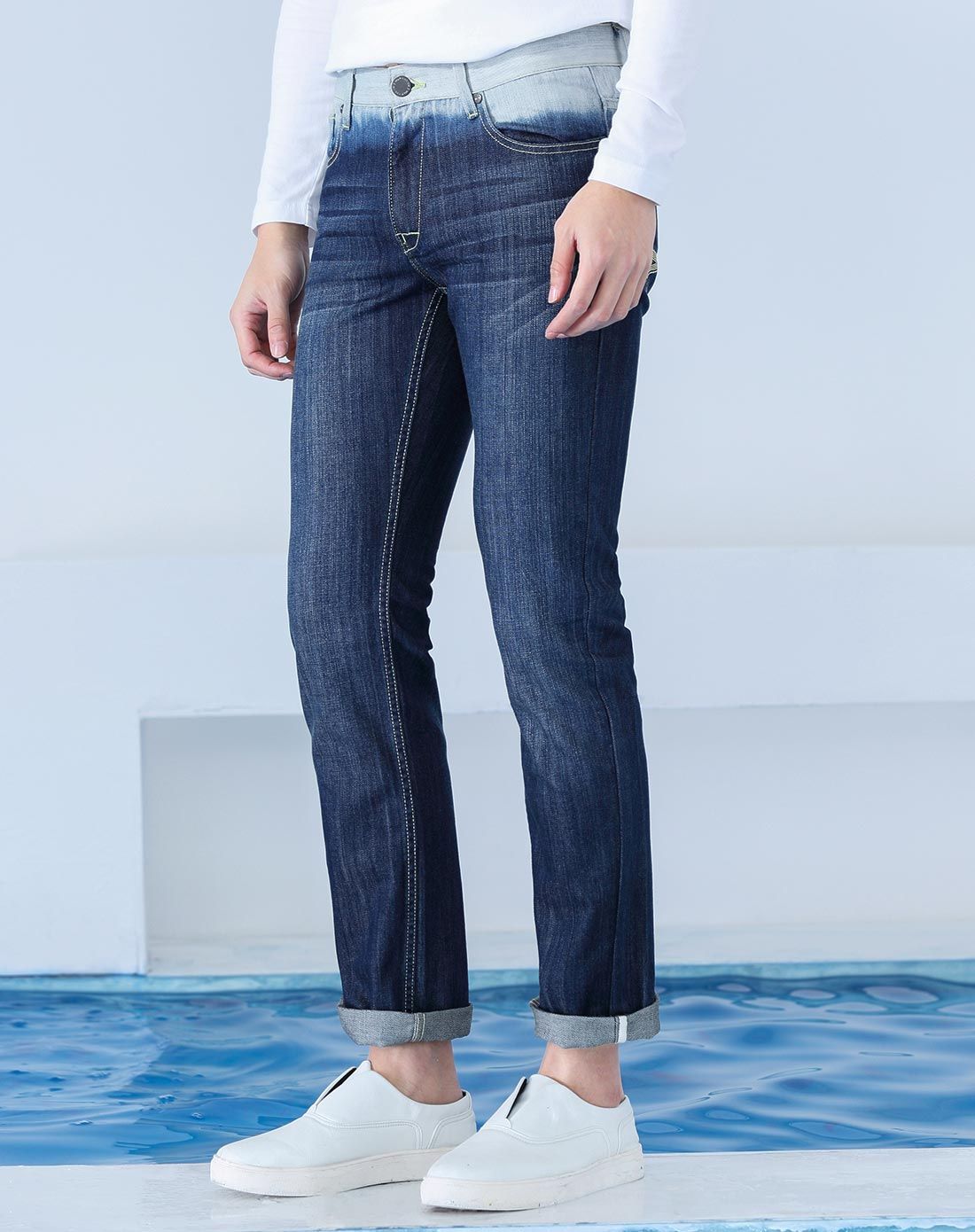 男款深蓝时尚修身牛仔裤