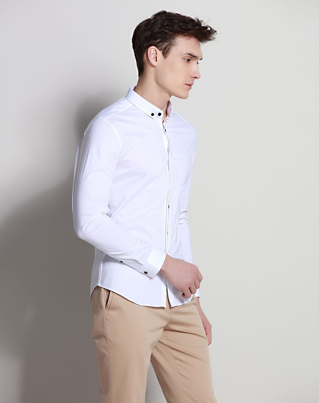 素白色商务休闲修身带扣小方领衬衫