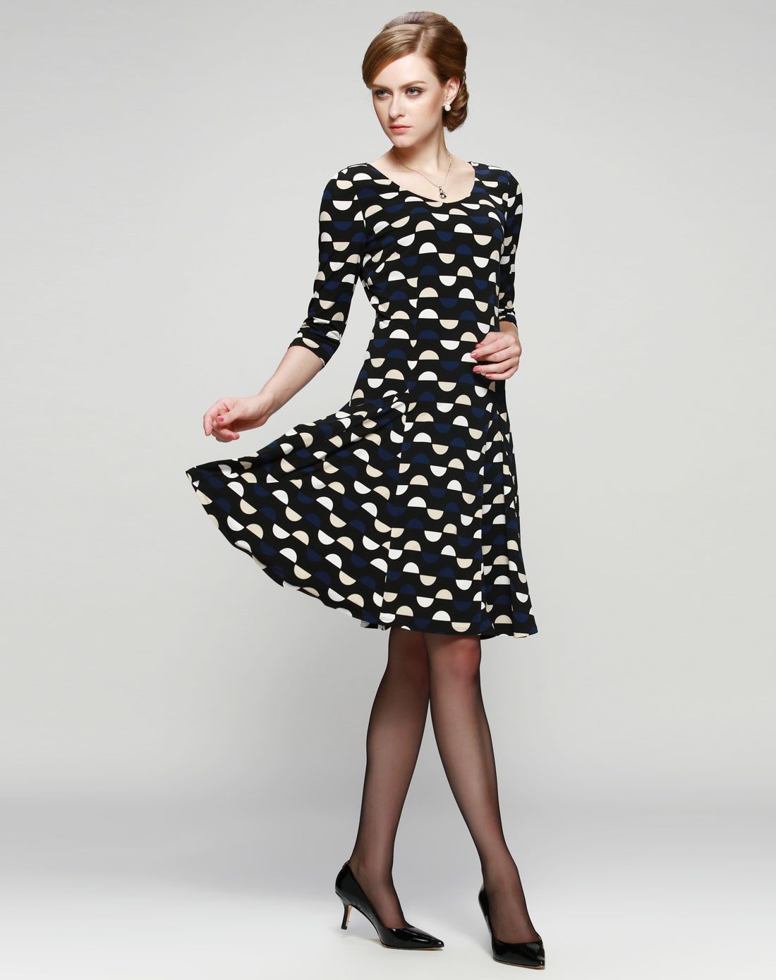 女装黑底半圆圈印花针织修身连衣裙