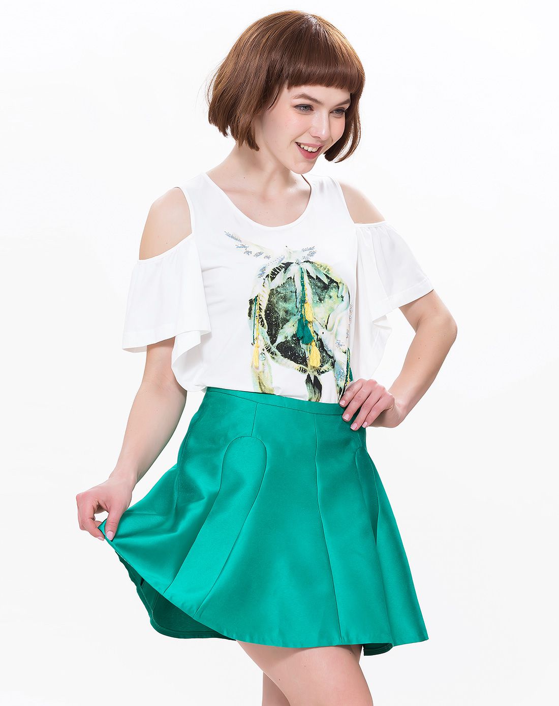 女装象牙白印花图案落肩设计时尚t恤