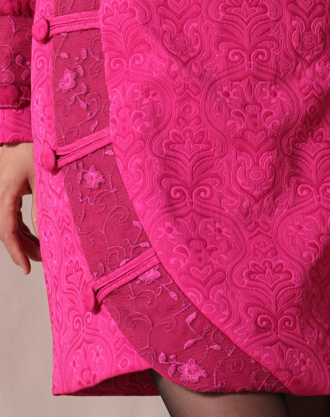 玫红色图腾暗纹中式斜襟棉衣