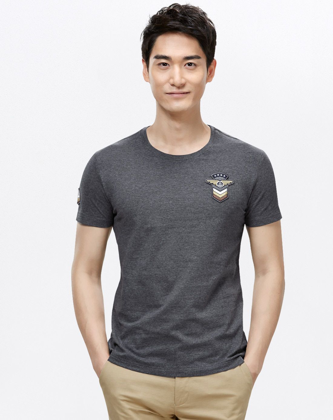 深灰圆领徽章休闲短袖t恤