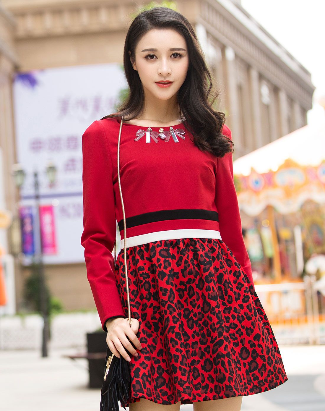 石榴红豹纹裙摆拼接连衣裙