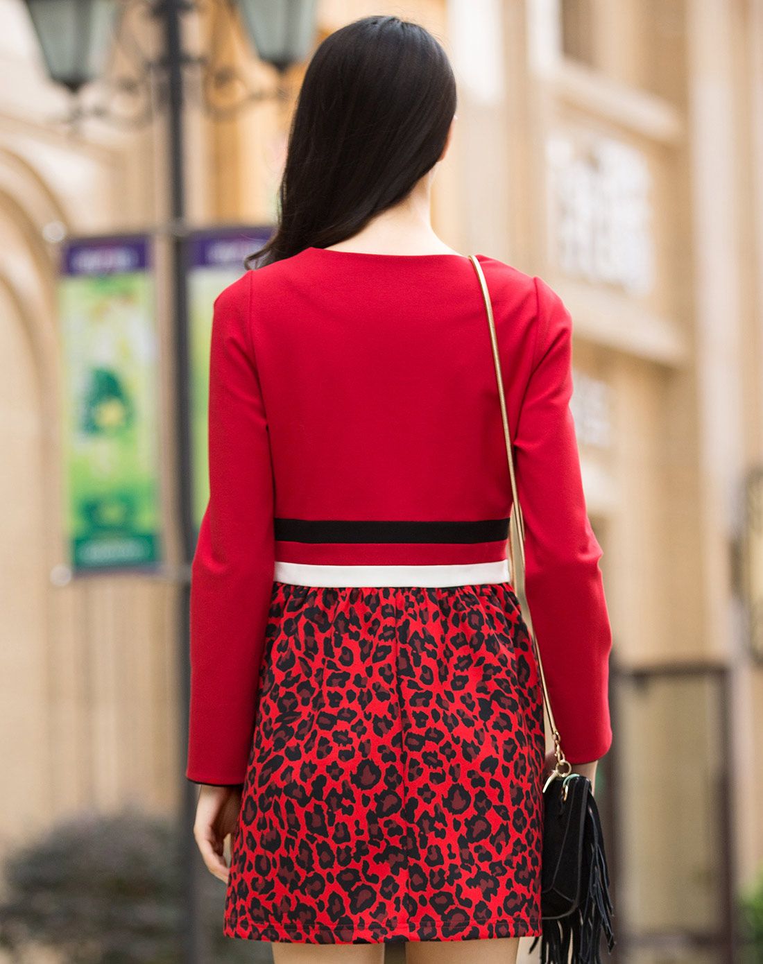 石榴红豹纹裙摆拼接连衣裙