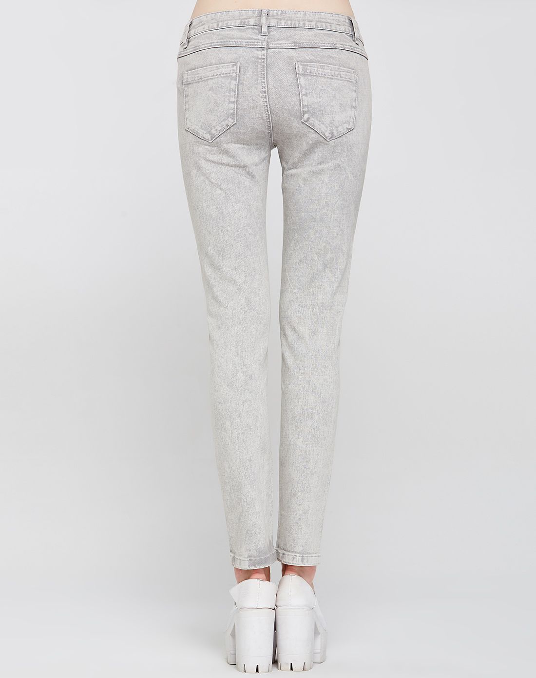 浅灰色中腰雪花小脚牛仔裤