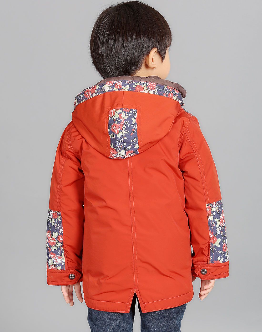 男童砖红羽绒服