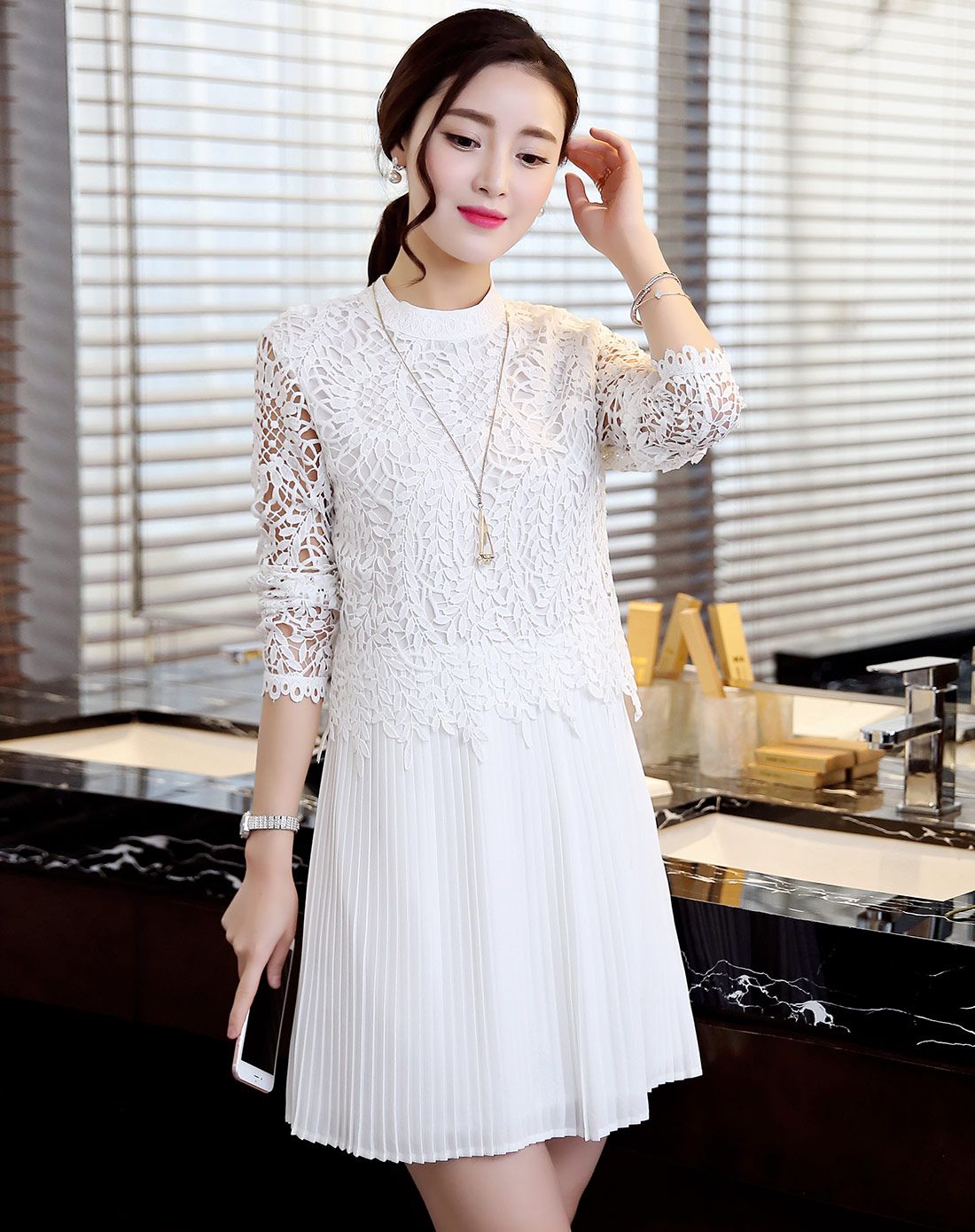 白色小立领雪纺蕾丝百褶连衣裙