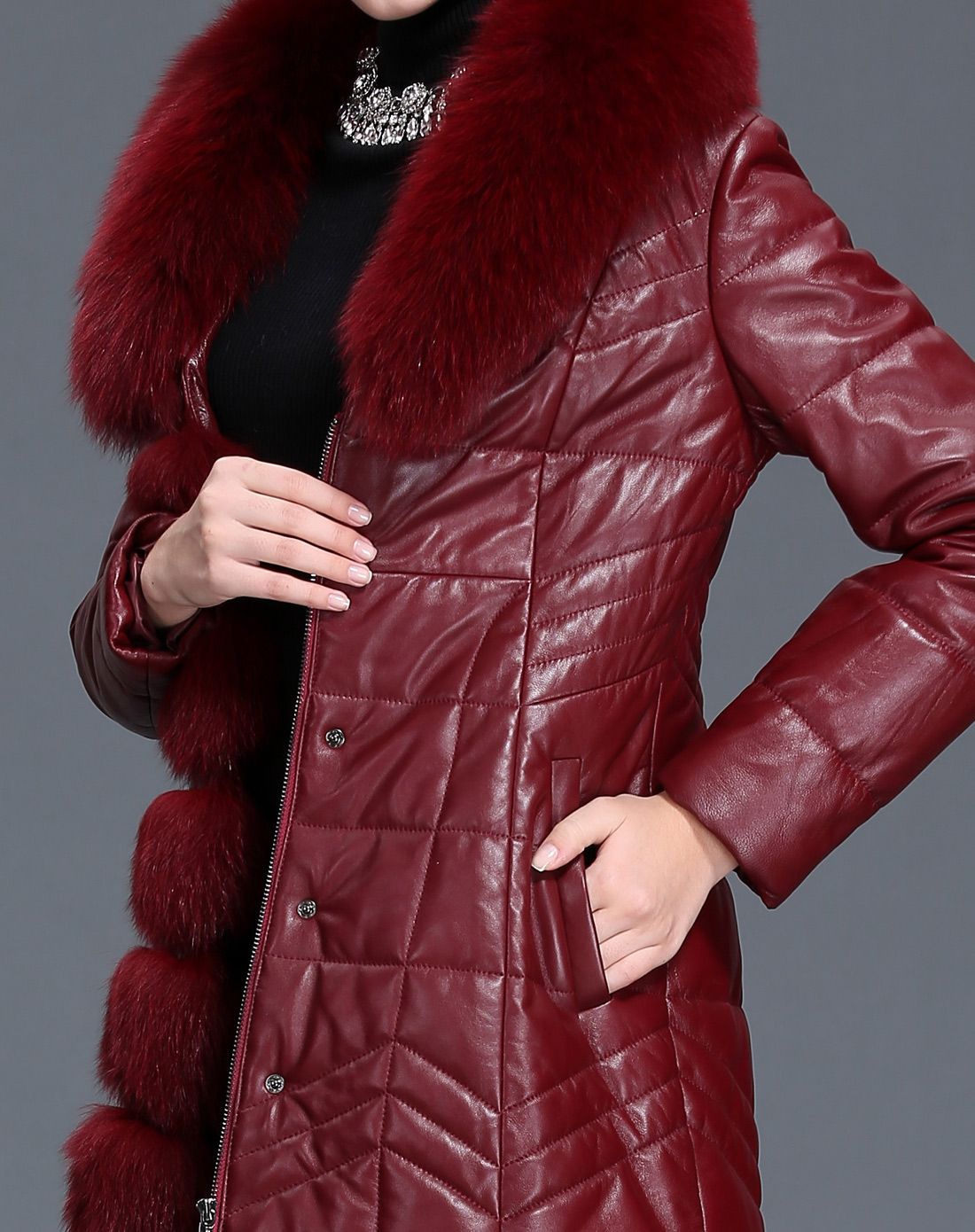 紫酱色绵羊皮狐狸毛领羽绒皮衣