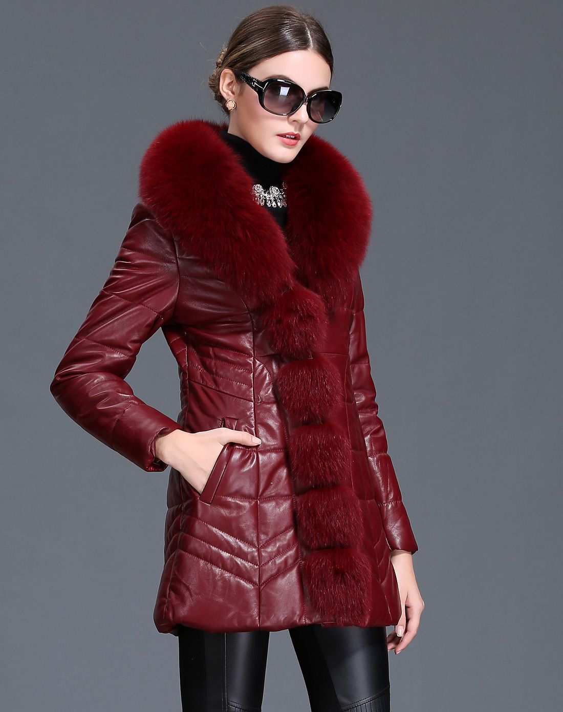 紫酱色绵羊皮狐狸毛领羽绒皮衣