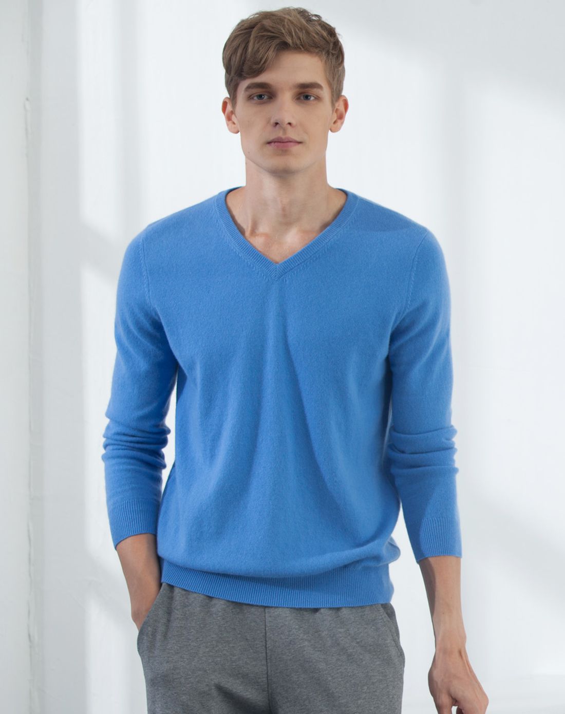 男款浅靛蓝山羊绒v领套头衫