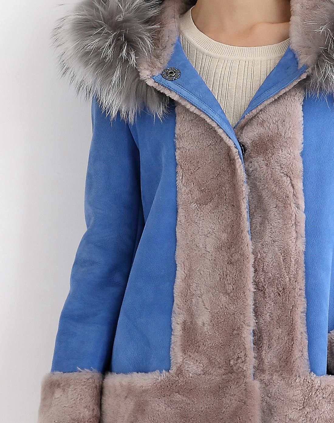 依奴珈狐狸毛领宝蓝色皮毛一体长款外套