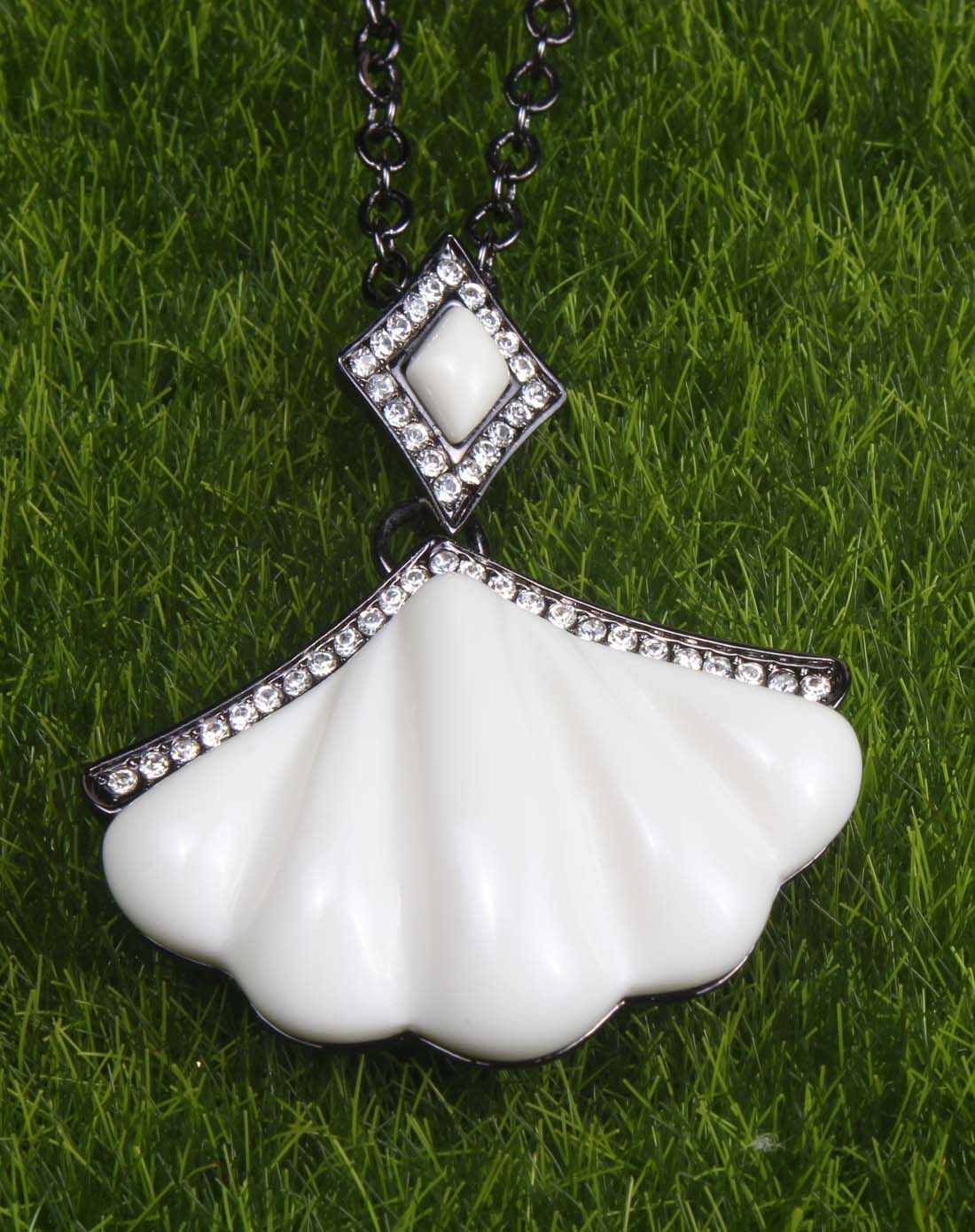 白色贝壳树脂项链