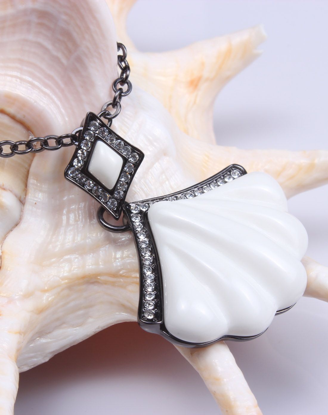 白色贝壳树脂项链