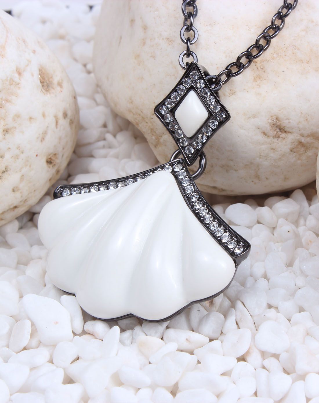 白色贝壳树脂项链