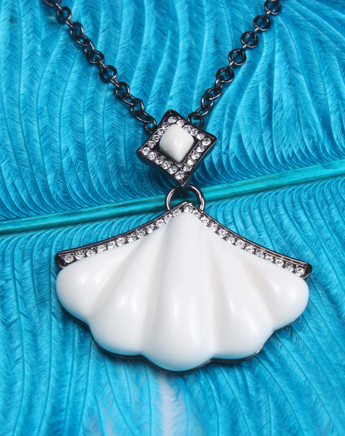 白色贝壳树脂项链