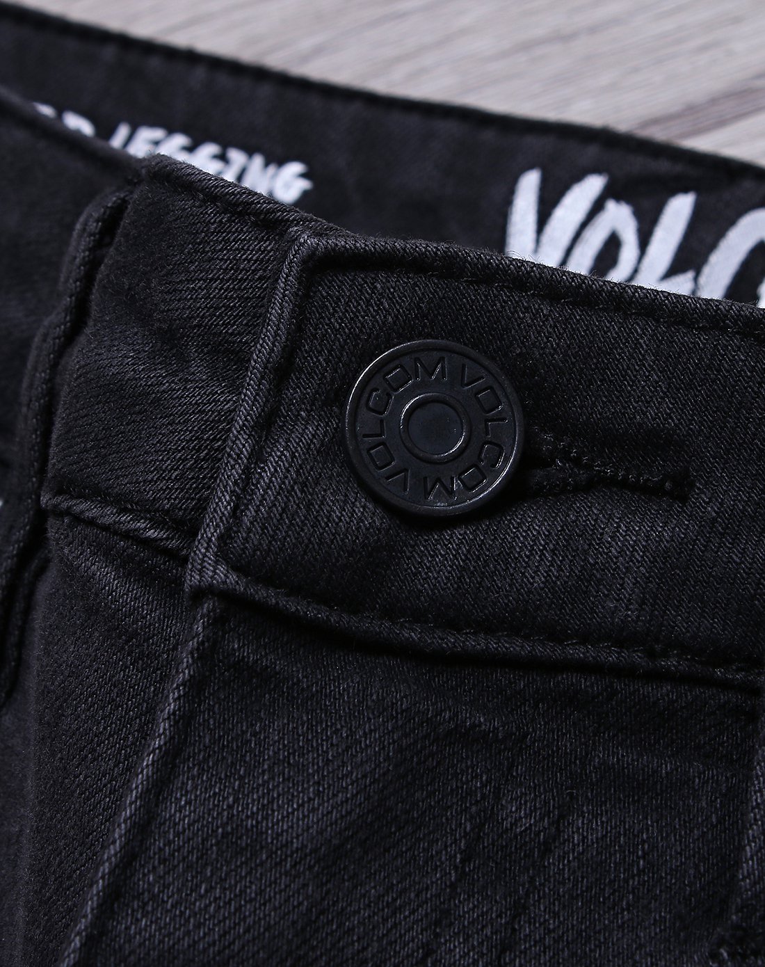 volcom女士复古黑潮流休闲牛仔裤