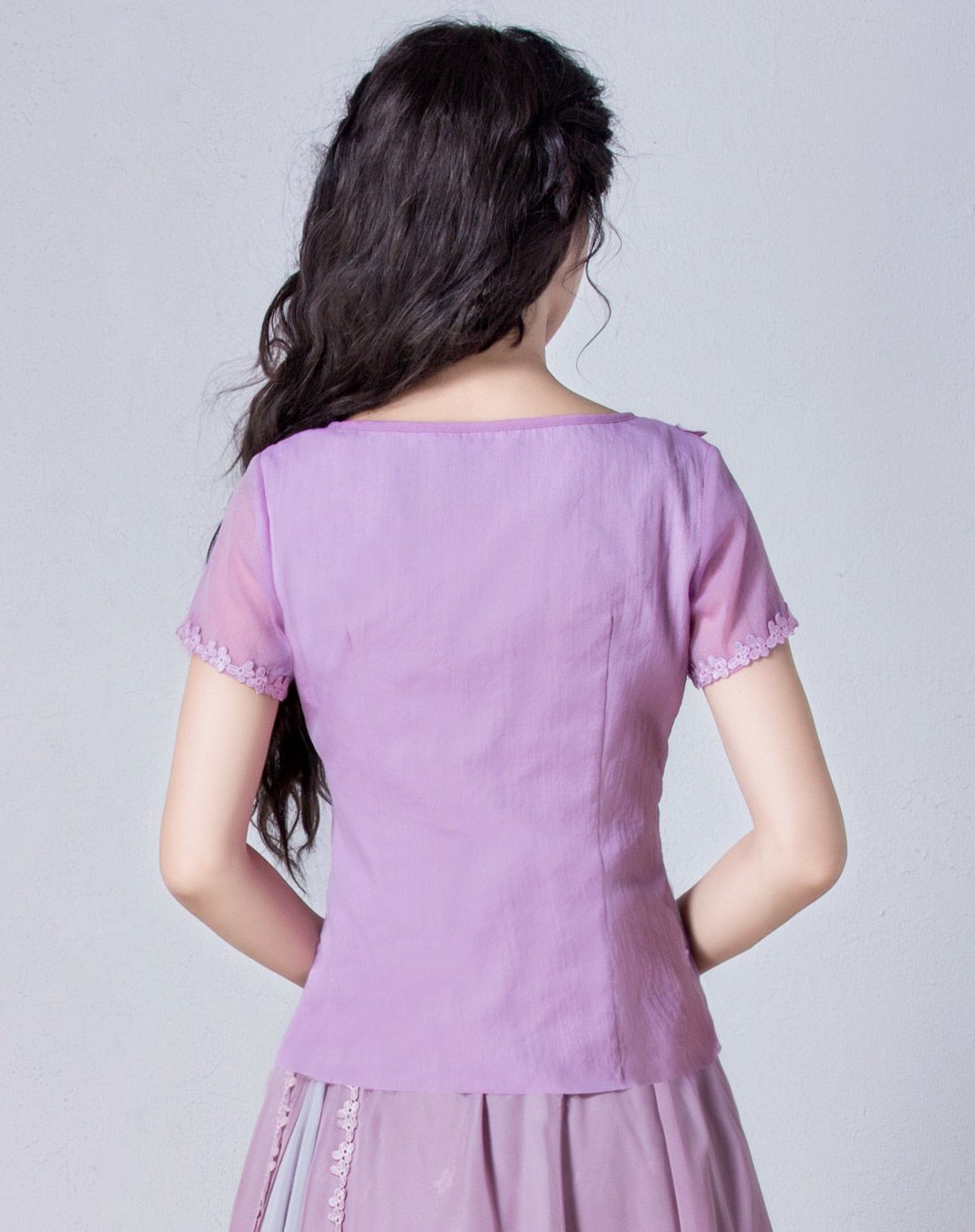浅紫色个性百搭短袖上衣