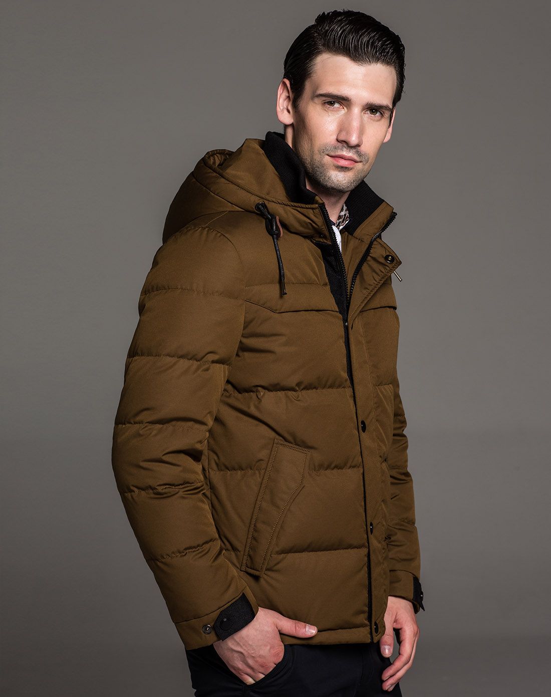 男款黄棕色都市休闲中款羽绒服