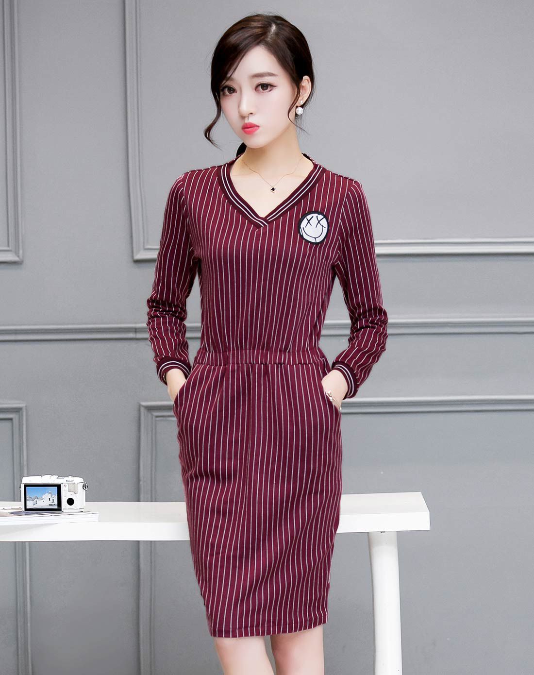 女红色鸡心领长袖连衣裙