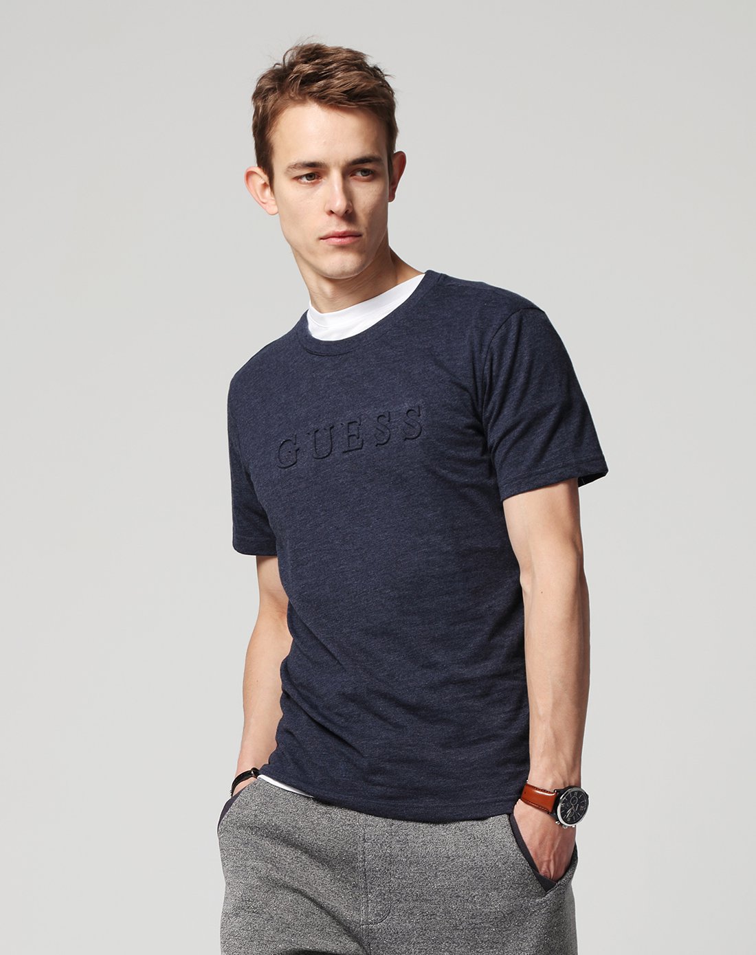 guess 情侣款18春男士立体浮雕logo短袖t恤