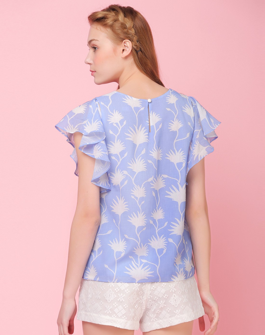 蓝底白花荷叶边袖型露肩钉珠工艺衬衫