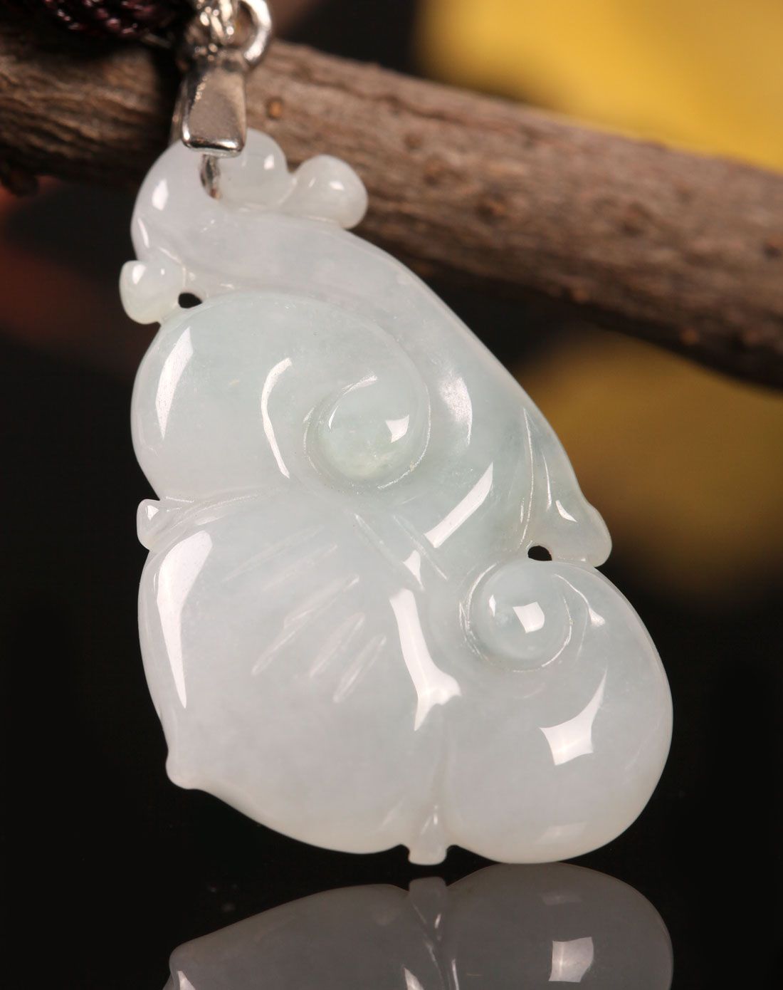 世玺仁合 翡翠漂绿如意吊坠