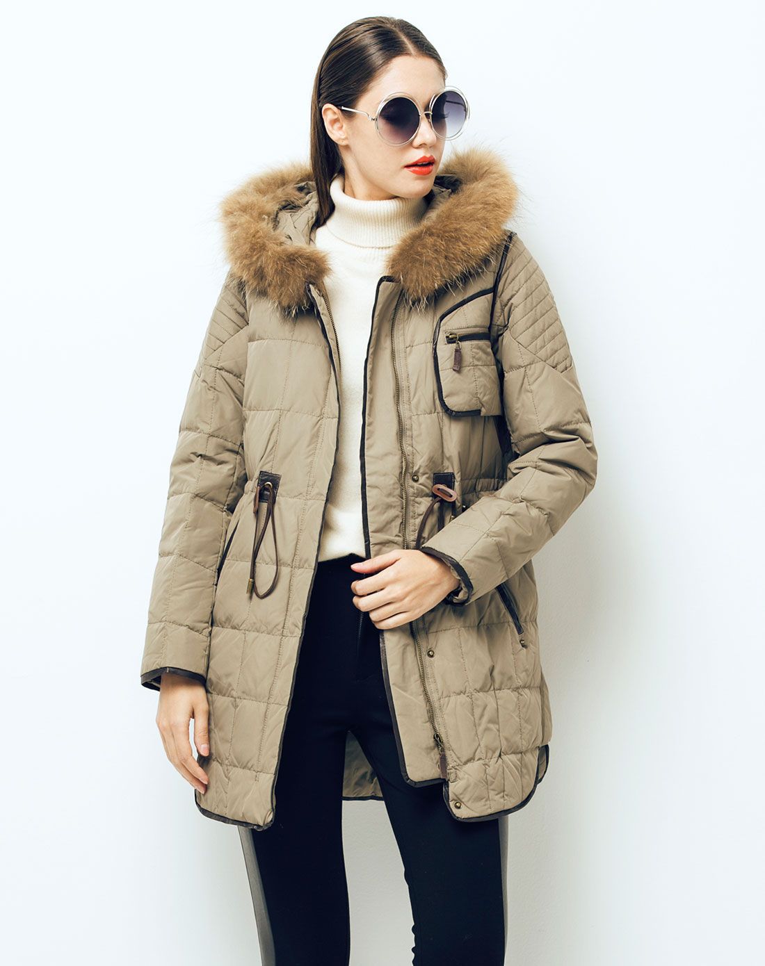 女款军咖色长款羽绒服