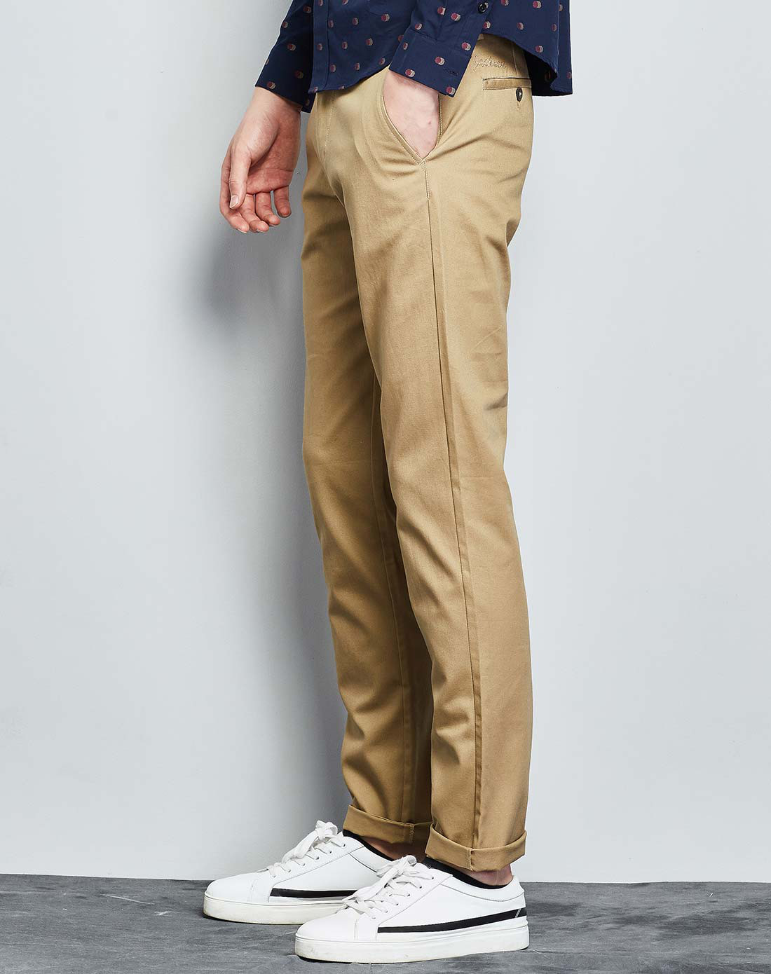 男式休闲小直筒裤卡其色冬季下装