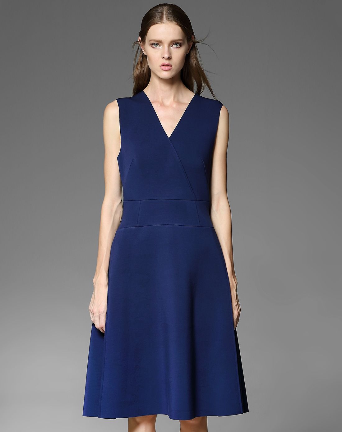 深蓝色v领典雅气质无袖连衣裙