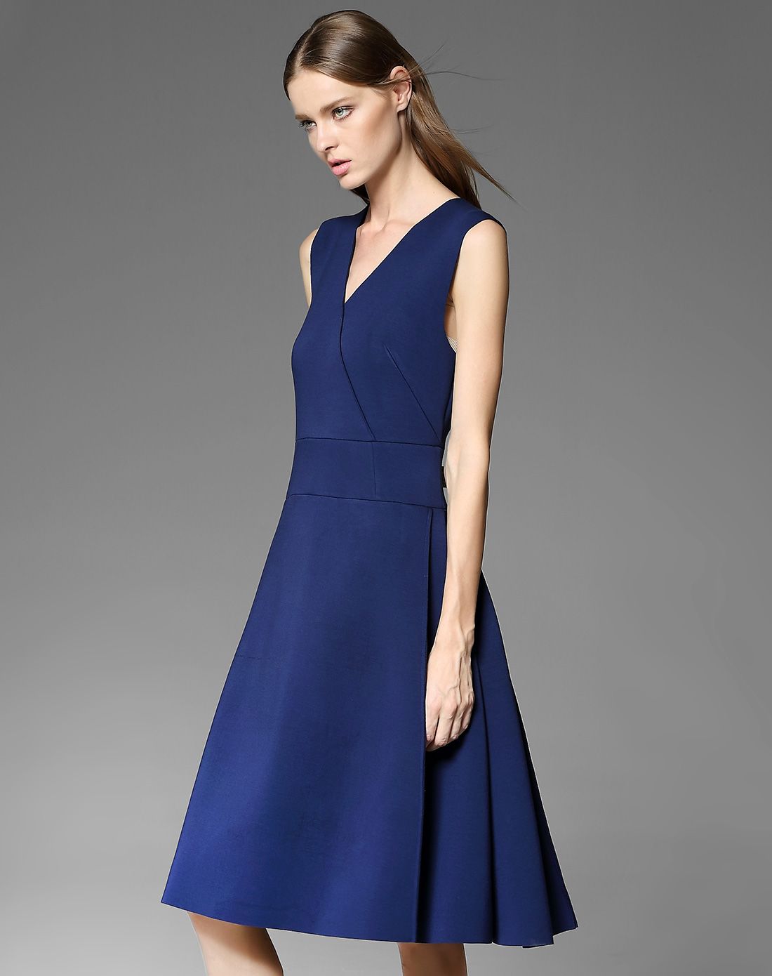 深蓝色v领典雅气质无袖连衣裙