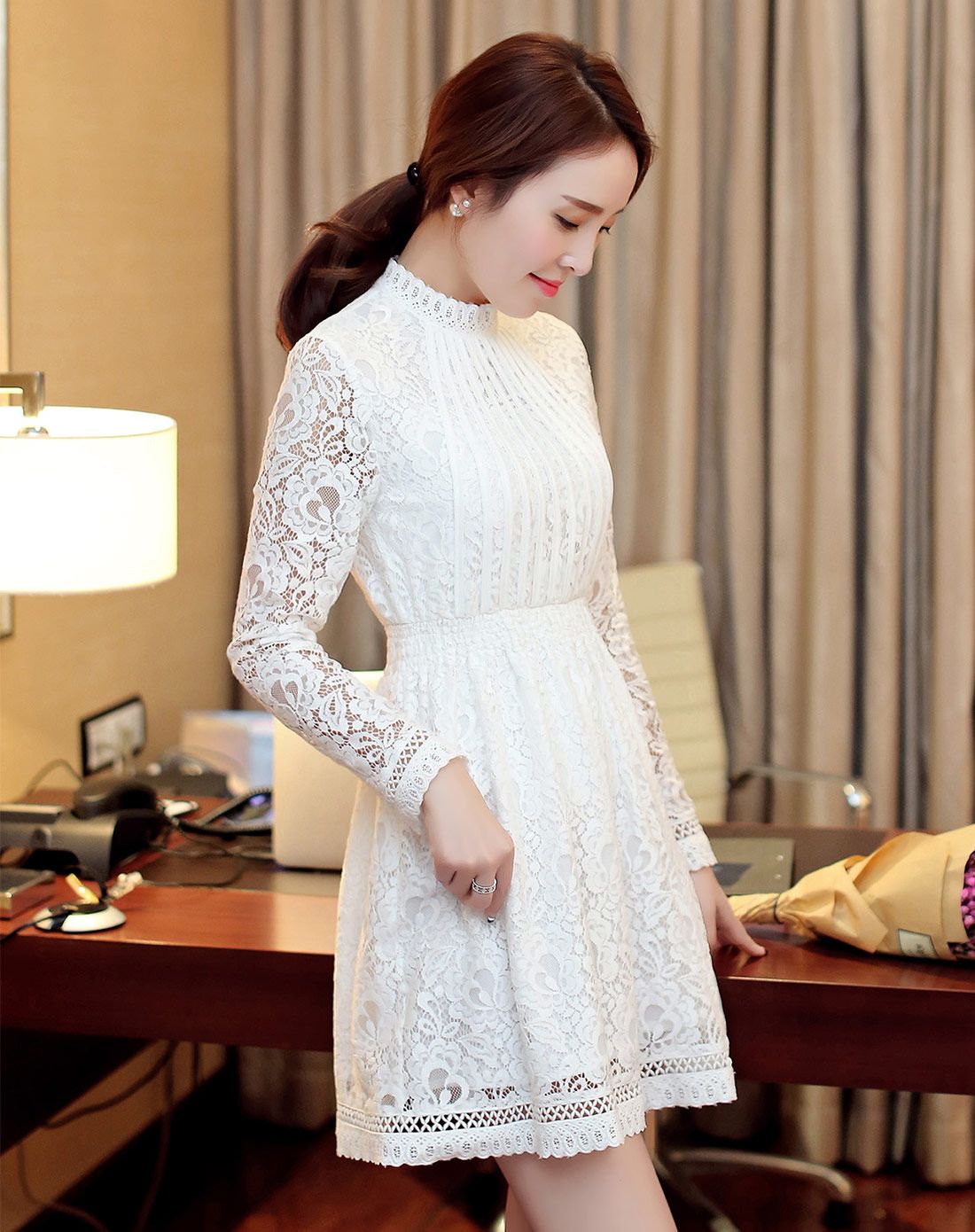 白色蕾丝修身长袖连衣裙
