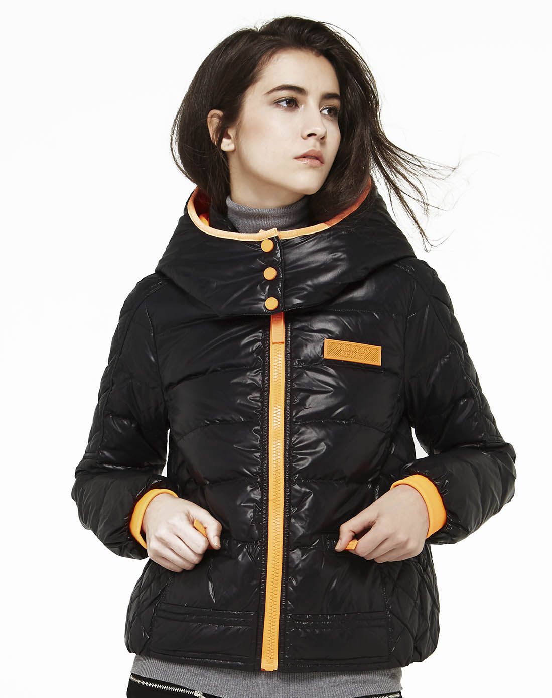 女新黑格尔女装短款羽绒服