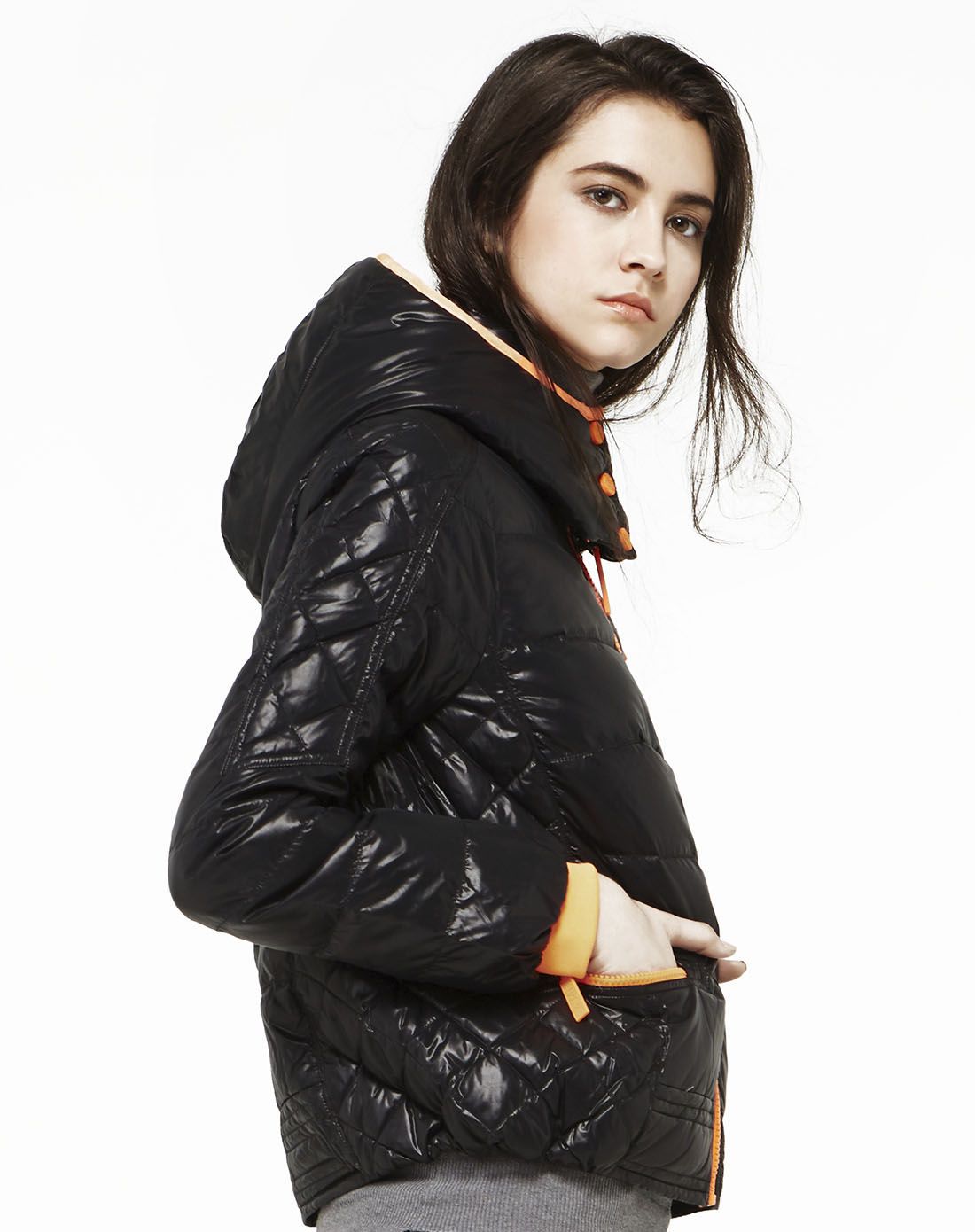 女新黑格尔女装短款羽绒服