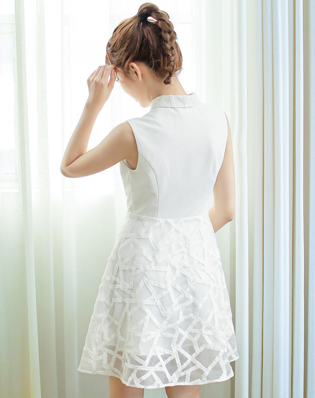 女款白色无袖连衣裙