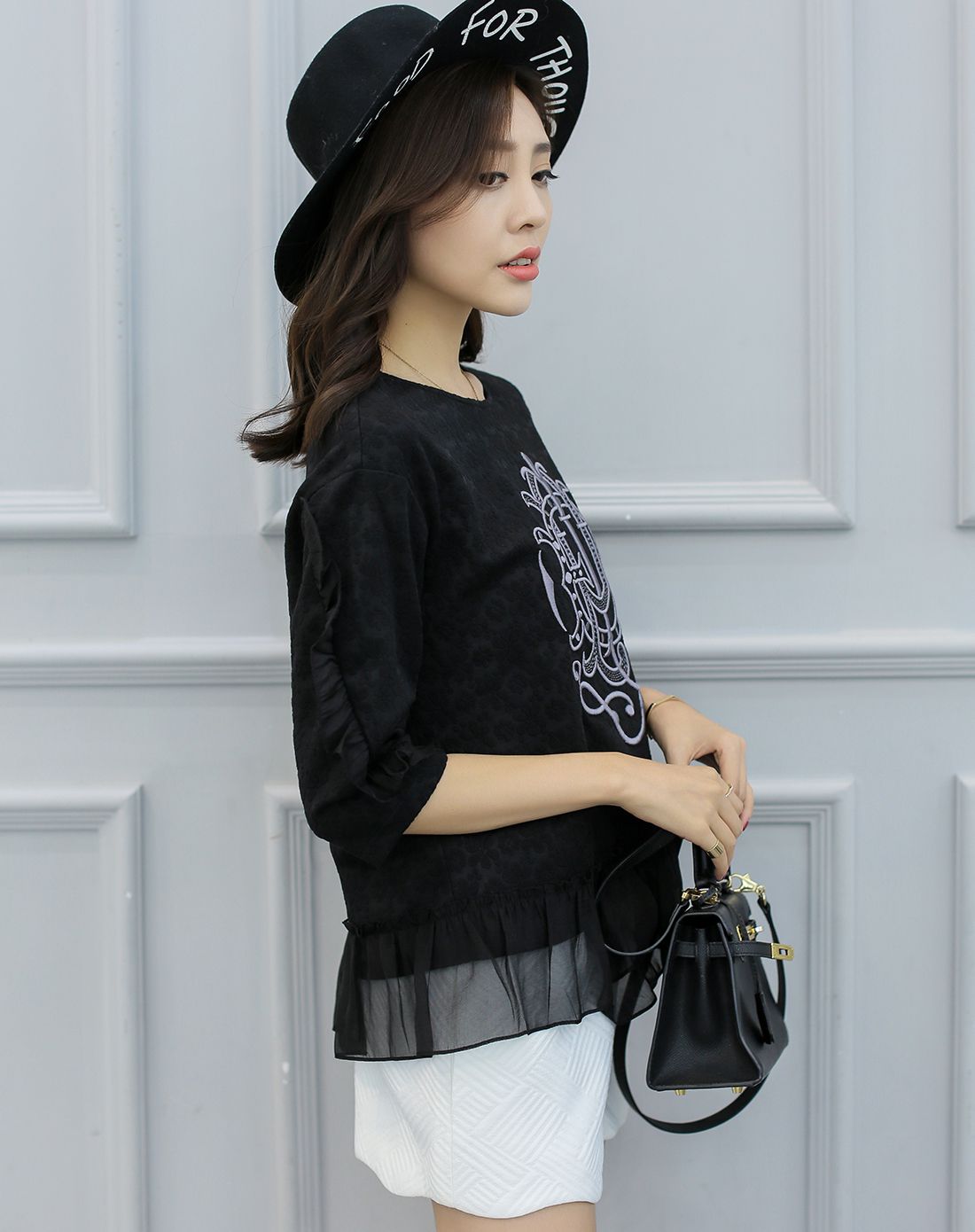简约黑色七分袖上衣 白色短裤套装