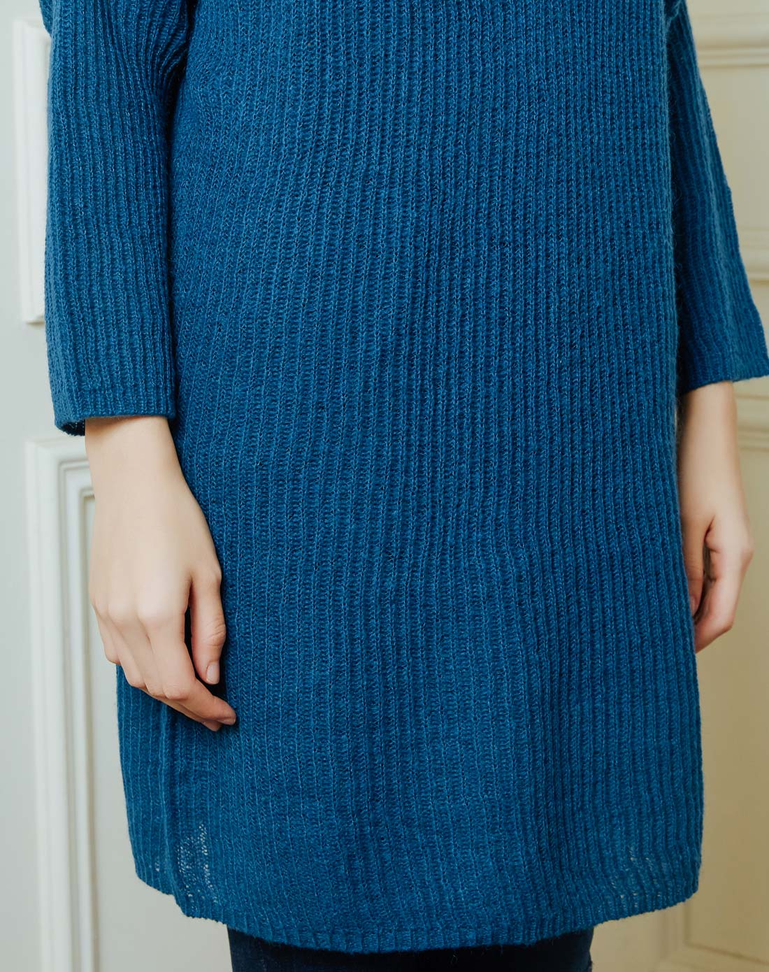 灰蓝色时尚宽松中长款毛衣