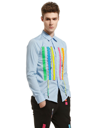 中性款彩色条纹浅蓝色衬衫