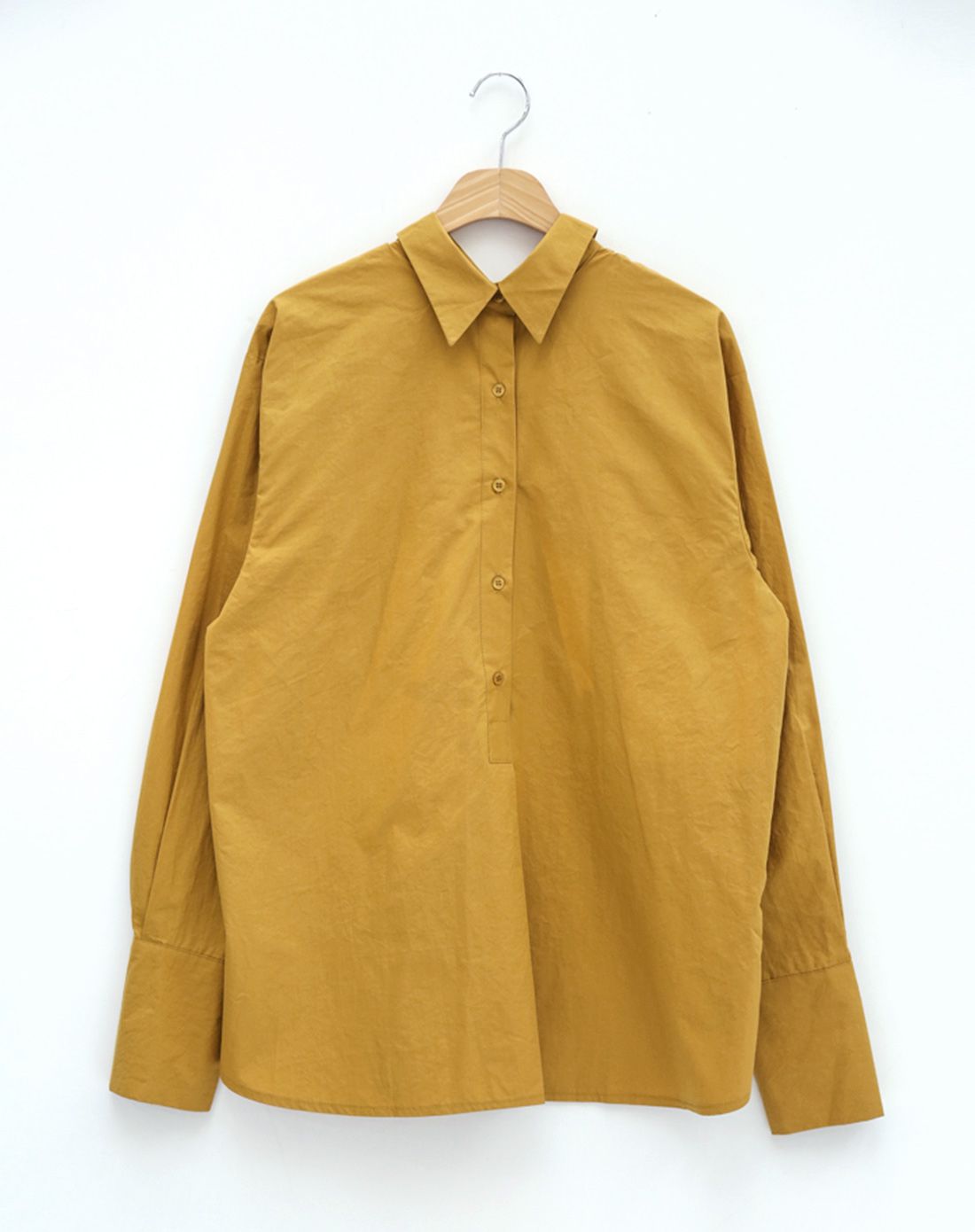 芥末色不同的今日前后式衬衫