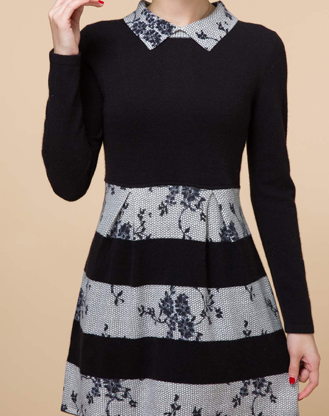 女款t恤领黑/灰色印花长袖纯羊绒连衣裙