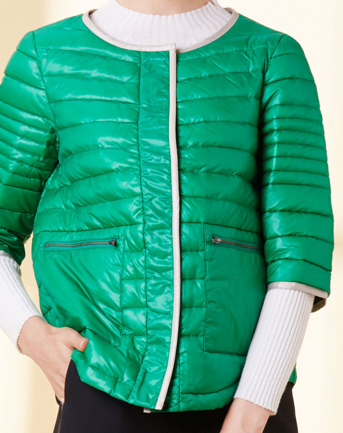 绿色短款半袖羽绒服