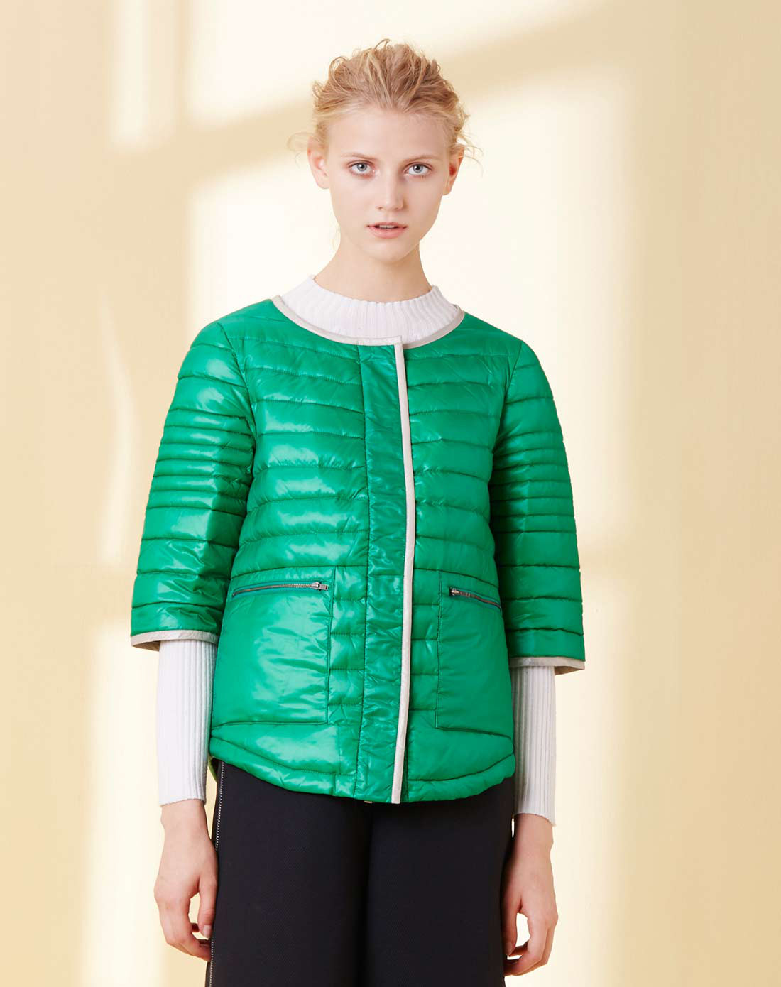 绿色短款半袖羽绒服