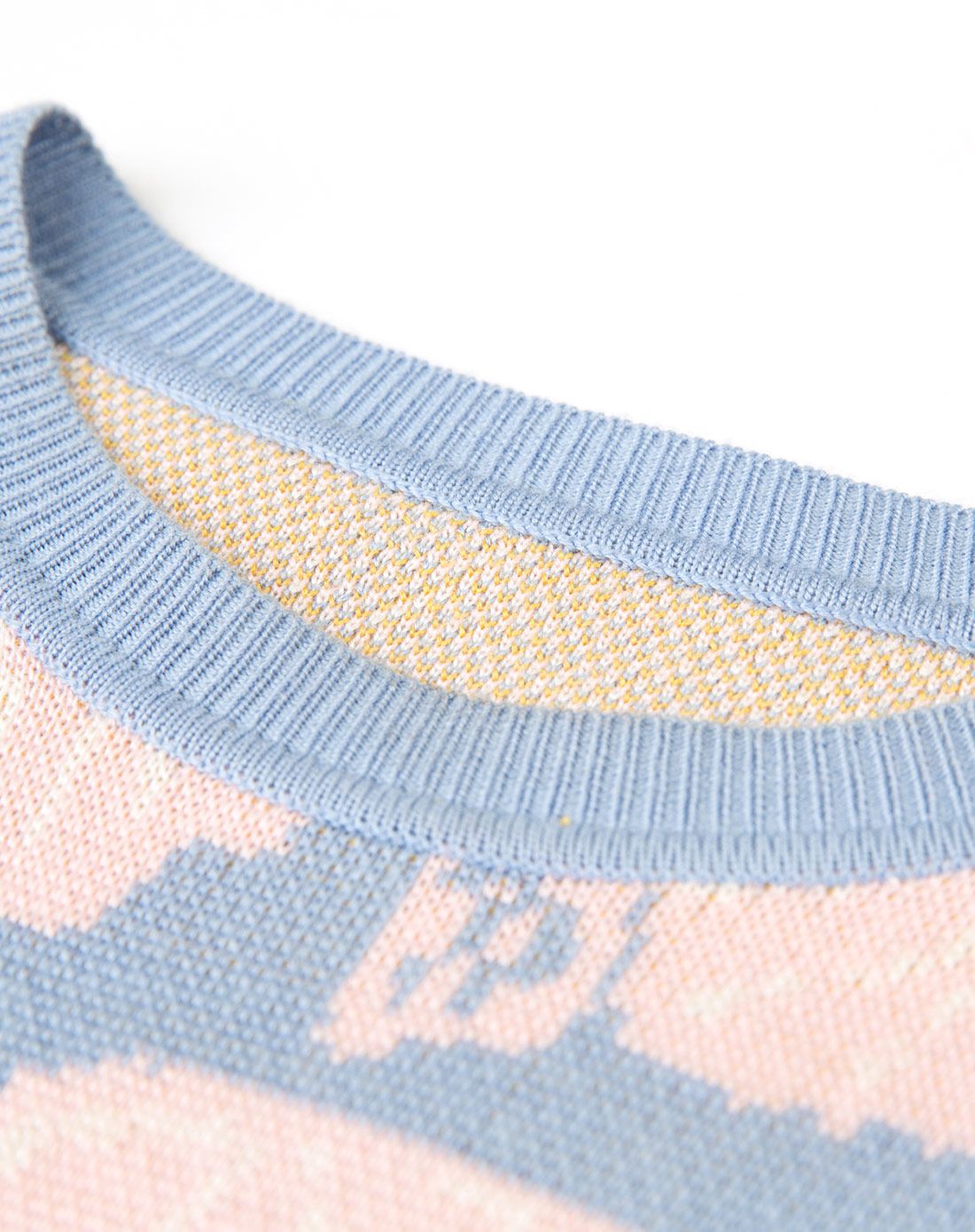 蓝粉撞色时尚休闲毛衣