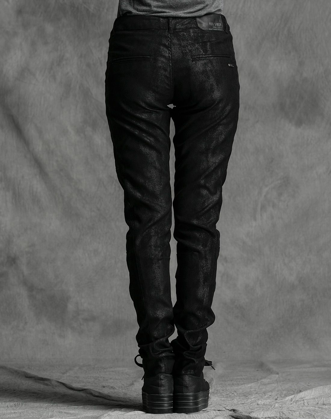 纯黑裂皮绒面长裤
