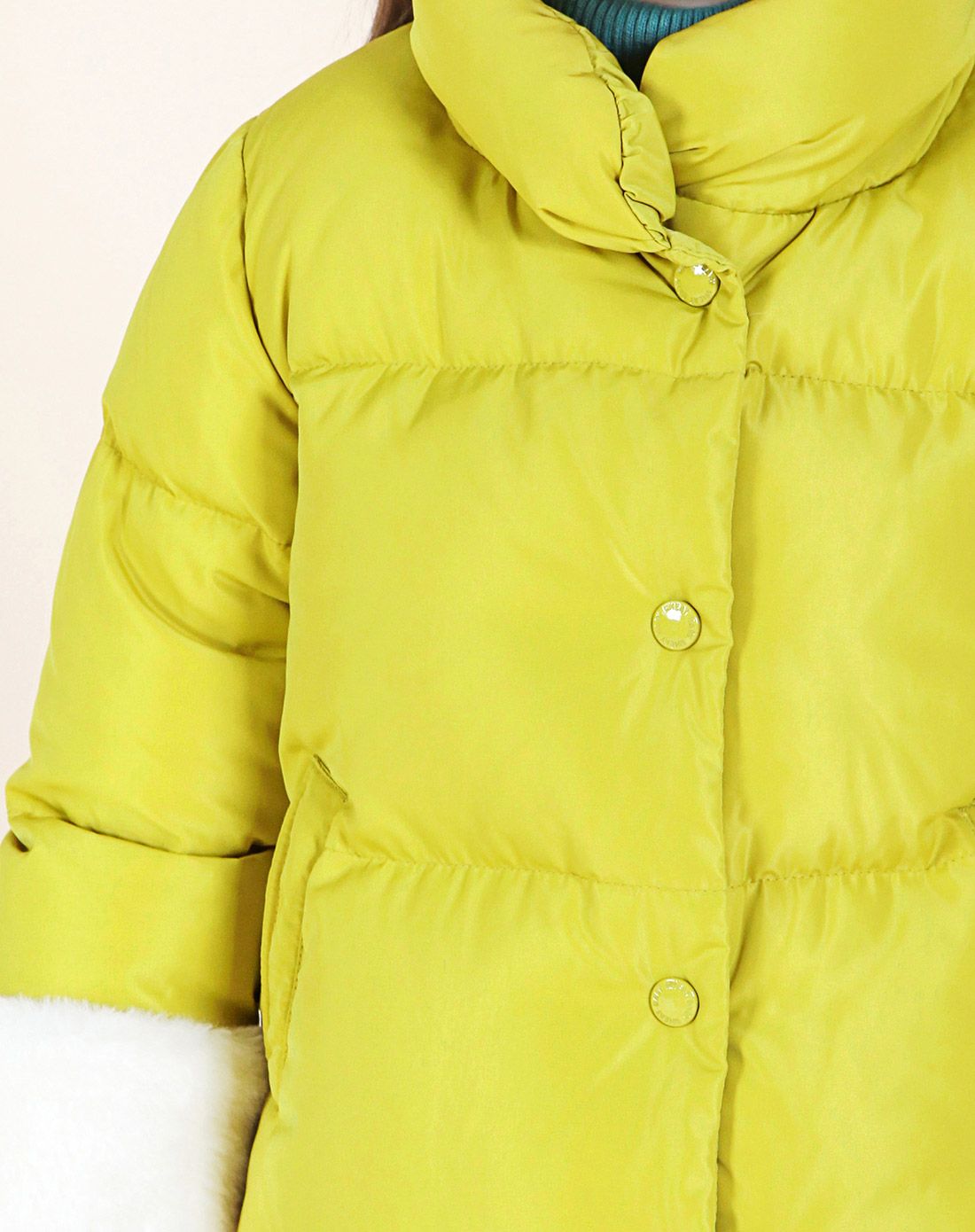 女婴芥末色羽绒服