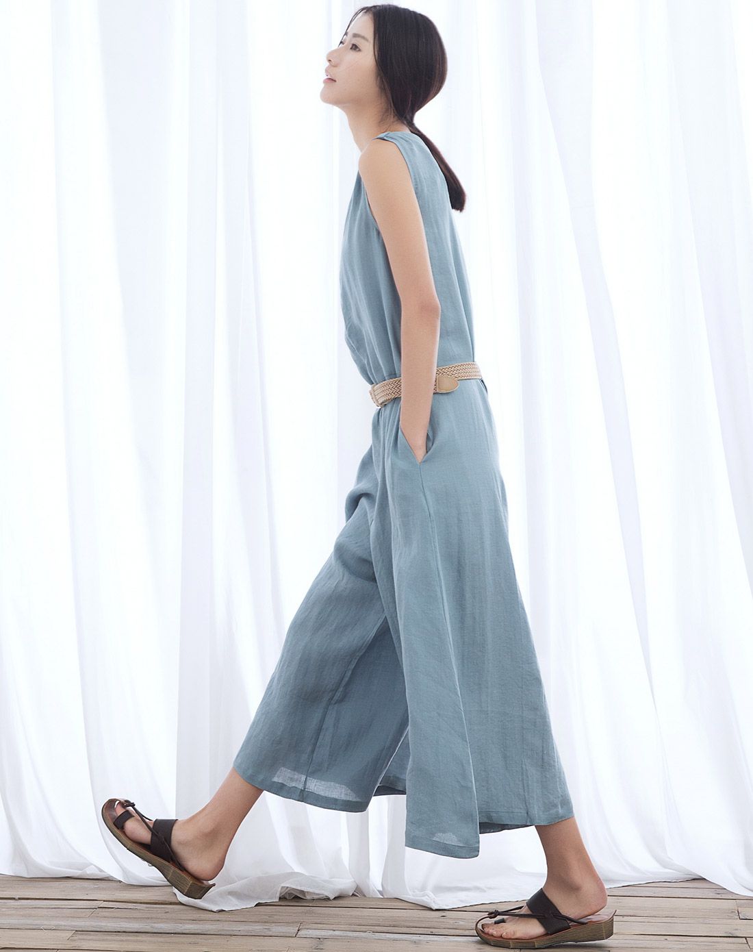 淡蓝色无袖连体裤