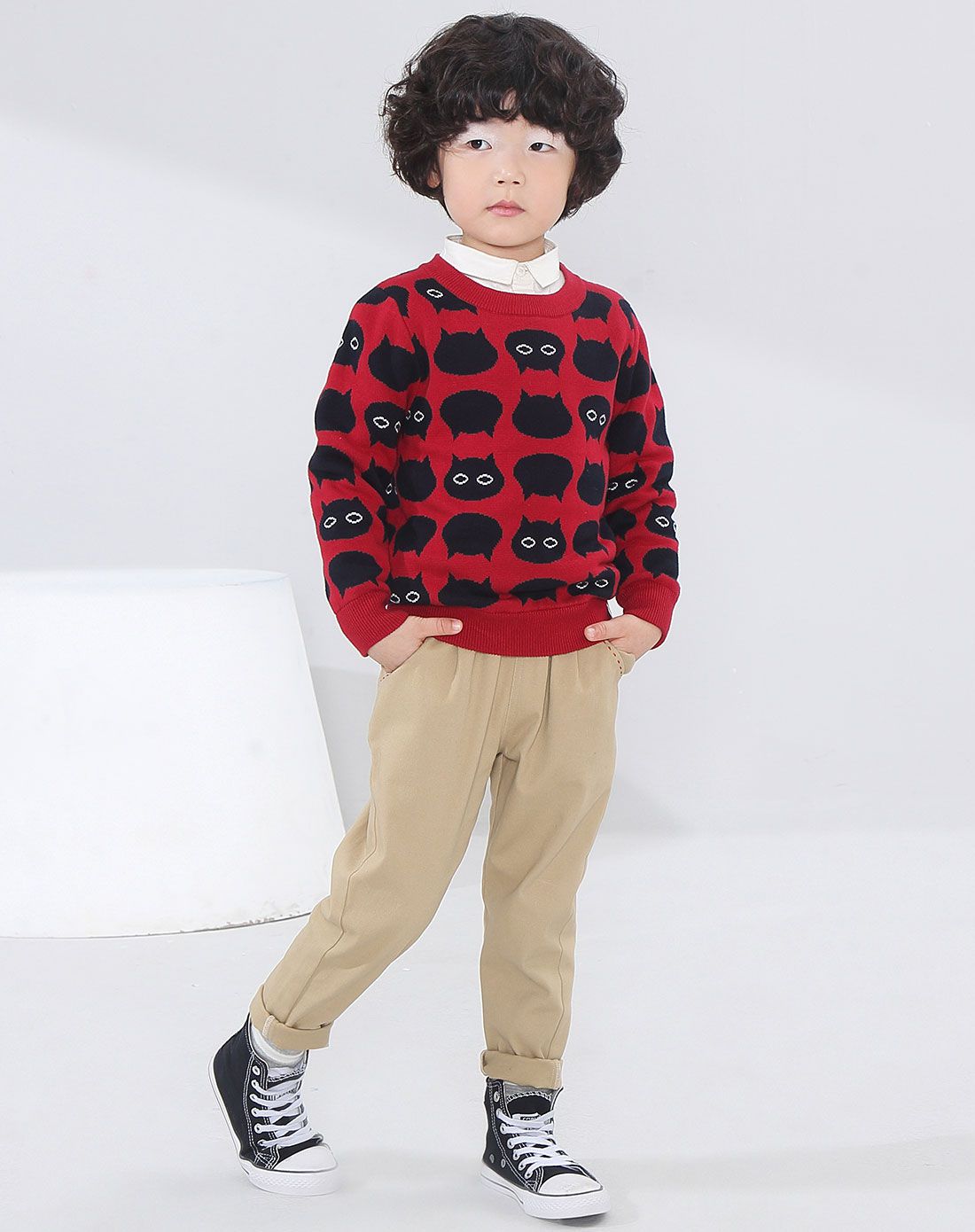 枣红男童全身童趣图案套头毛衣