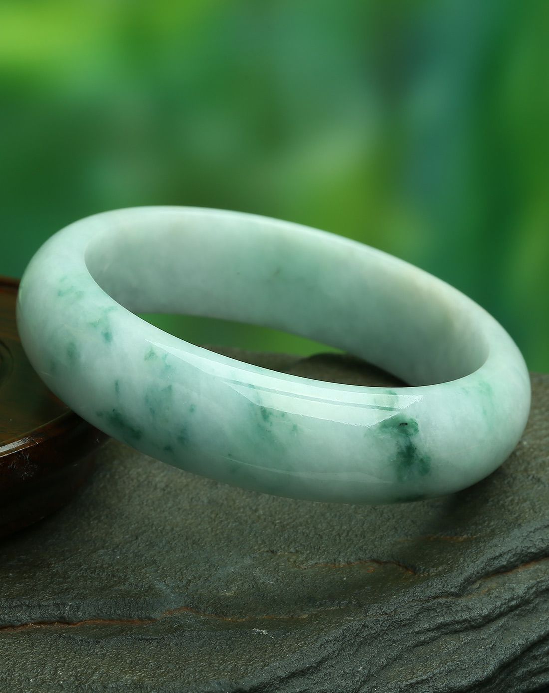 一品翠 天然翡翠a货白底飘蓝花厚装福镯(附证书)