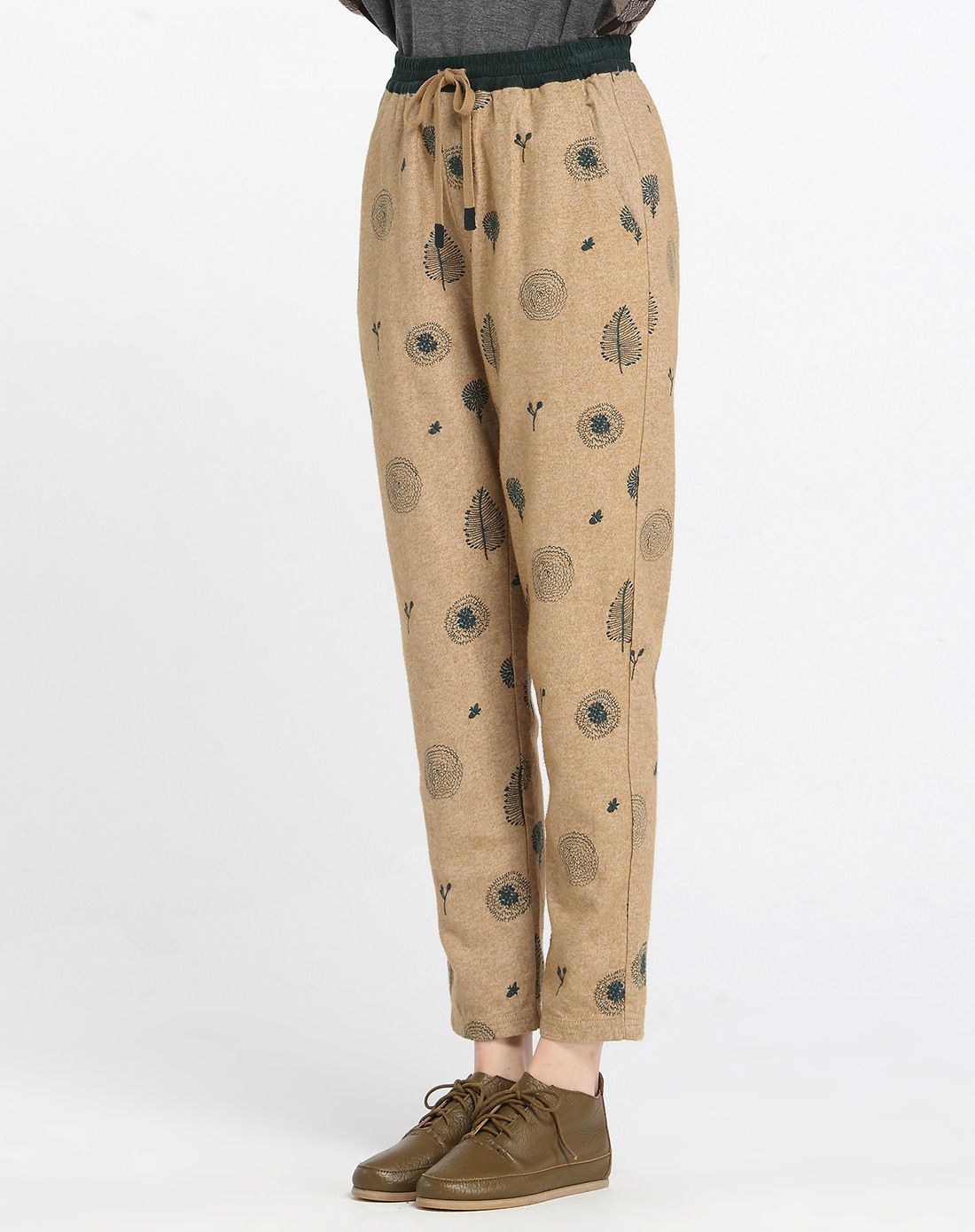 女款芥子色斜纹磨毛绣花裤子